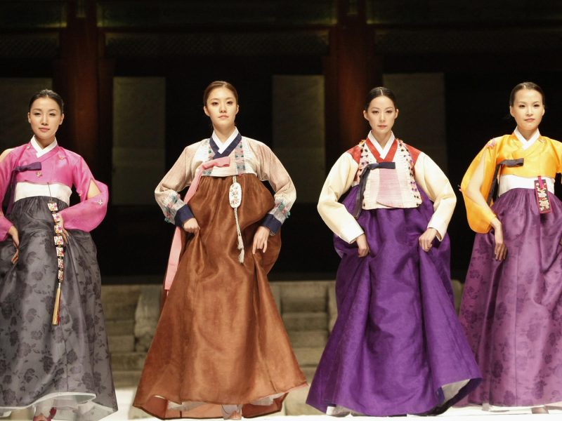 Ragam Busana Tradisional Dunia Yang Mulai Ditinggalkan