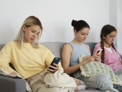 Kecanduan Media Sosial: Dampak Nyata Di Era Serba Digital