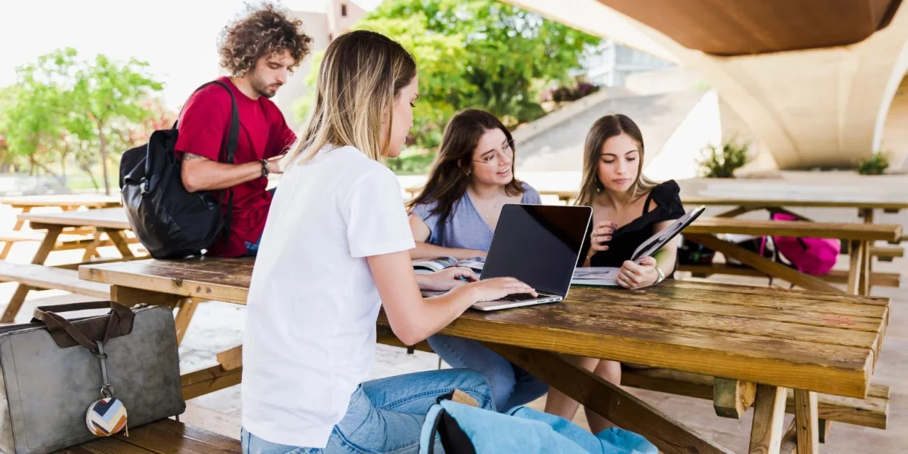 Digitalisasi Pendidikan: Manfaat Dan Tantangannya