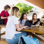 Digitalisasi Pendidikan: Manfaat Dan Tantangannya