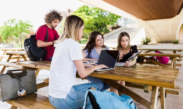 Digitalisasi Pendidikan: Manfaat Dan Tantangannya