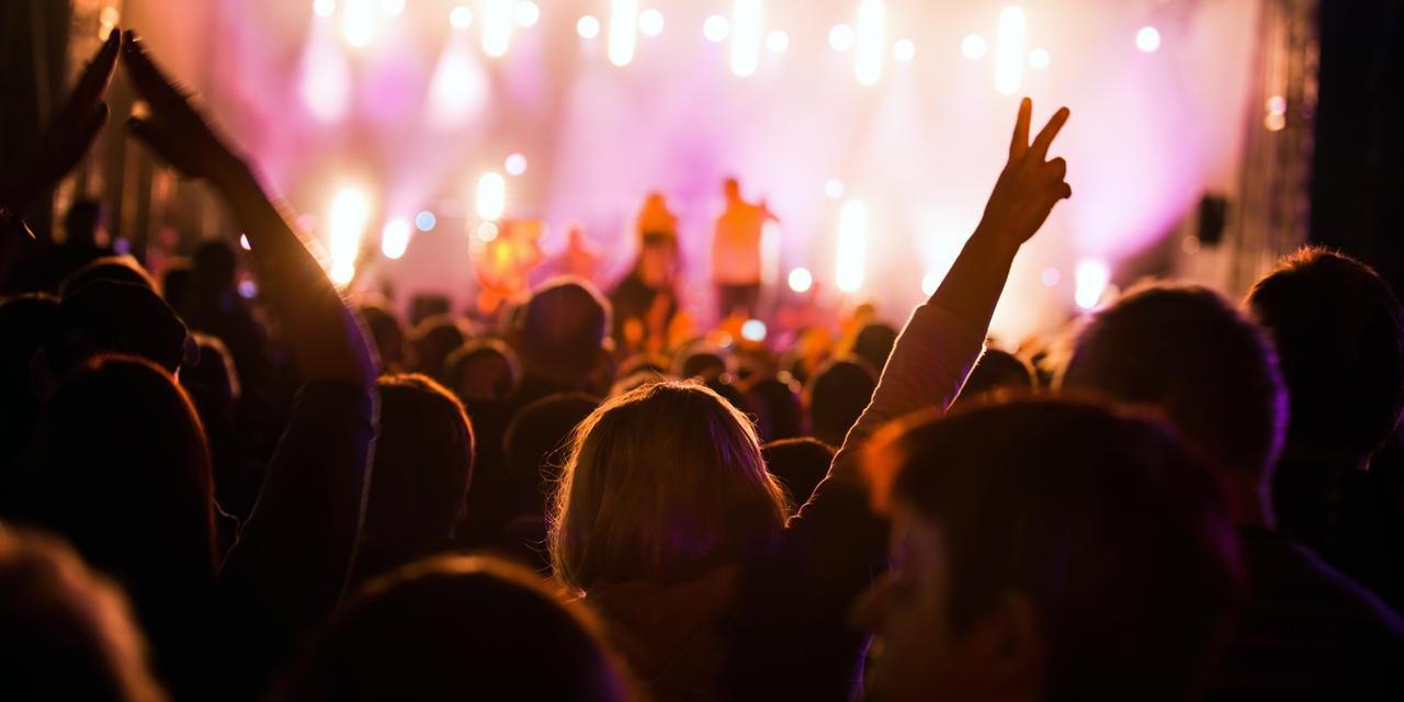 3 Kegunaan Baik Menonton Konser Bersama Teman Dekat