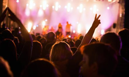 3 Kegunaan Baik Menonton Konser Bersama Teman Dekat