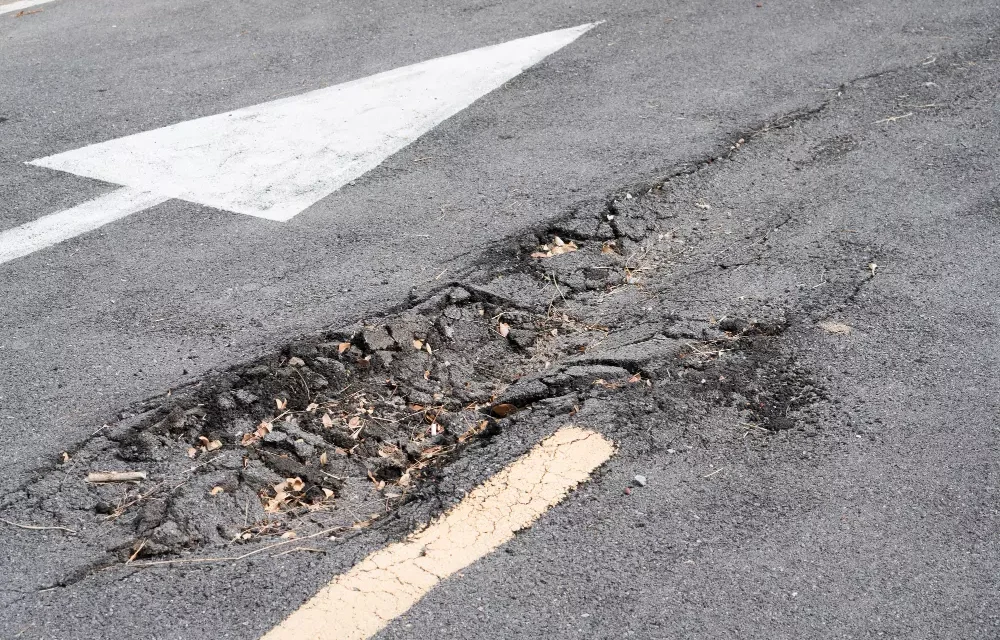 3 Masalah Serius Jika Sering Melewati Jalan Berlubang