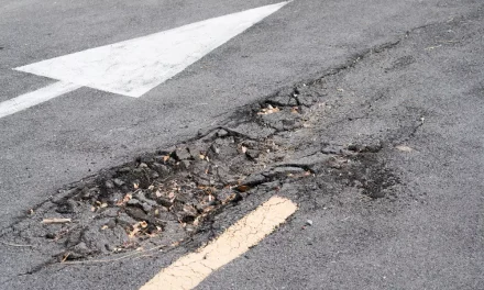 3 Masalah Serius Jika Sering Melewati Jalan Berlubang