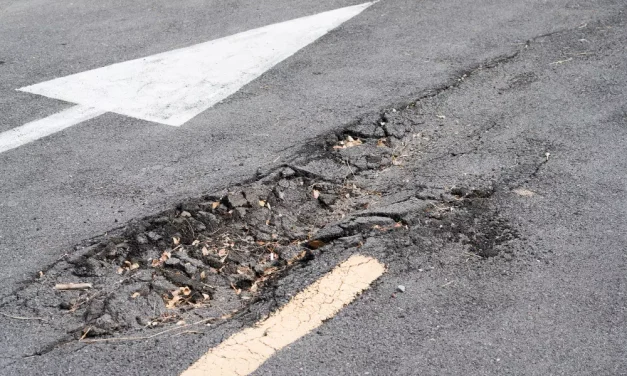 3 Masalah Serius Jika Sering Melewati Jalan Berlubang