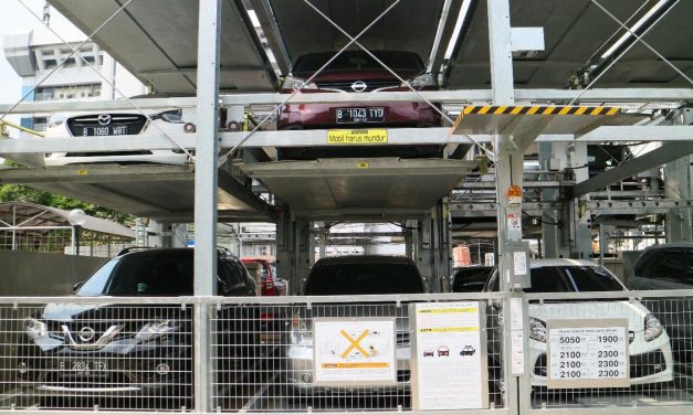 3 Cara Parkir Mepet Tanpa Drama, Cocok Buat Pemula!