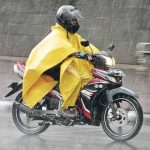 Deretan Kelebihan Jas Hujan Ponco Untuk Pengendara Motor