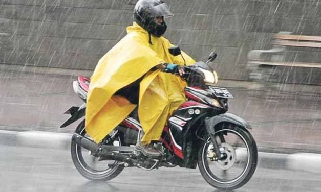 Deretan Kelebihan Jas Hujan Ponco Untuk Pengendara Motor