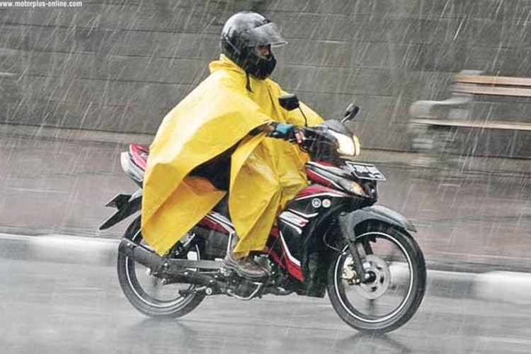 Deretan Kelebihan Jas Hujan Ponco Untuk Pengendara Motor