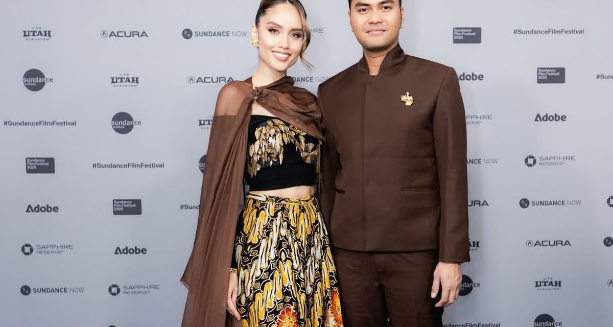 Batik di Sundance: 5 Detail Gaya Memukau Cinta Laura
