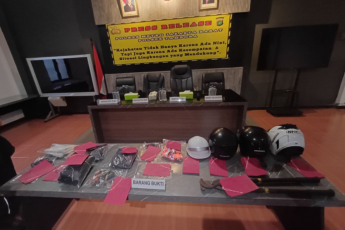 Nyamar Jadi Petugas, Pencuri Kabel Di Tambora Di Ciduk